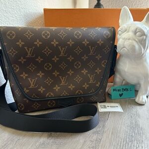 Louis Vuitton Monogram Magnetic Messenger Bag Canvas Crossbody
